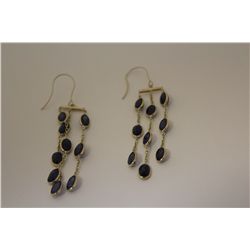 ONE PAIR OF 14KT YELLOW GOLD DANGLING NATURAL BLUE SAPPHIRE EARRINGS. SET WITH 18 OVAL MIXED CUT