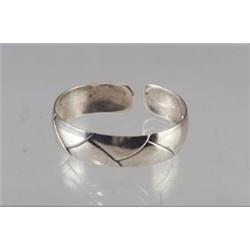 European Art Deco 800-silver cuff bracelet with wrought scallop pattern. Stamped with hallmark/80...