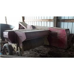 New Holland 275 Hay Baler