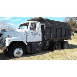 1985 IH 2500 Dump Truck (WRECKED)
