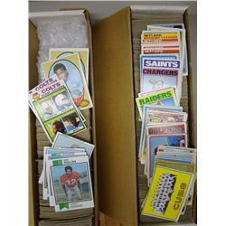 1970'S MIXED FOOTBALL LOT (900+ CARDS)