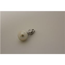 18KT. WHITE GOLD WITH CULTURED PEARL & DIAMOND SET PENDANT.