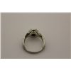 Image 3 : ONE LADIES 19KT WHITE GOLD DIAMOND ENGAGEMENT RING. MADE IN A ROUND SHAPED HALO CLUSTER AND
