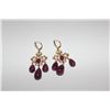 Image 1 : ONE PAIR OF 14KT YELLOW GOLD AND TEAR DROP SHAPED GARNET DANGLING EARRINGS. CHANDELIER DESIGN. 3