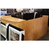Image 1 : MAPLE BOW FRONT L-SHAPED GALLERY RECEPTION STATION