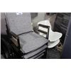 Image 1 : LOT OF 4 GREY STACKING CHAIRS AND 2 PLASTIC CHAIRS