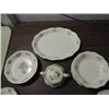 Image 2 : LOT 29 VINTAGE CHINA: 19 VANITY FAIR: 1 PLATTER, 7
