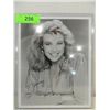 Image 1 : 8X10 TV STAR PHOTO AUTOGRAPHED VANNA WHITE NO COA