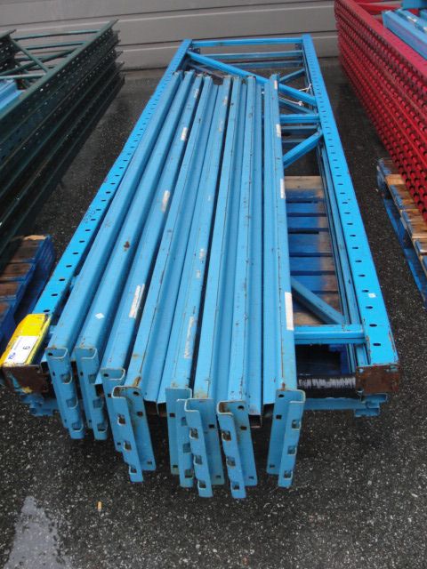 LOT OF BLUE AND BLUE PALLET RACKING (3 UPRIGHTS AND 8 SIDE RAILS)