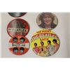 Image 2 : A COLLECTION OF VINTAGE BEATLES BUTTONS INCL- 4 LARGE VARI-VUE PINBACK HOLOGRAPHIC BUTTONS