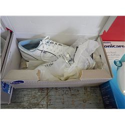 LADY'S GOLF SHOES - SIZE 7M - NEW