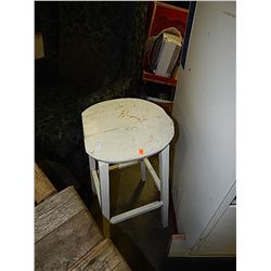 WOOD STOOL - WHITE