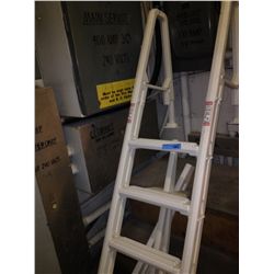 PLASTIC POOL LADDER