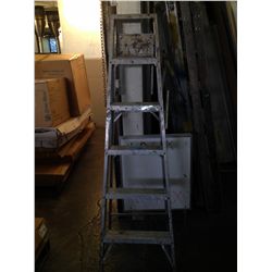 ALUMINUM 6' STEP LADDER