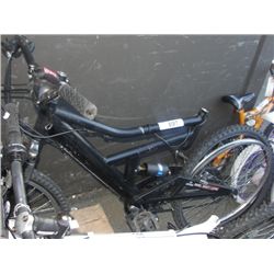 FLAT BLACK FULL SUSPENSION MOUNTAIN BIKE