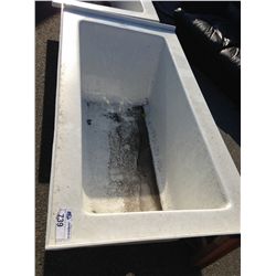 WHITE ACRYLIC BATHTUB