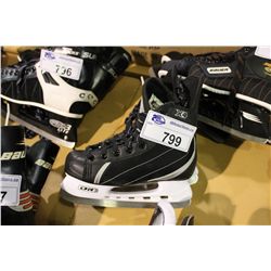 PAIR OF DR X4 SIZE 5 SKATES