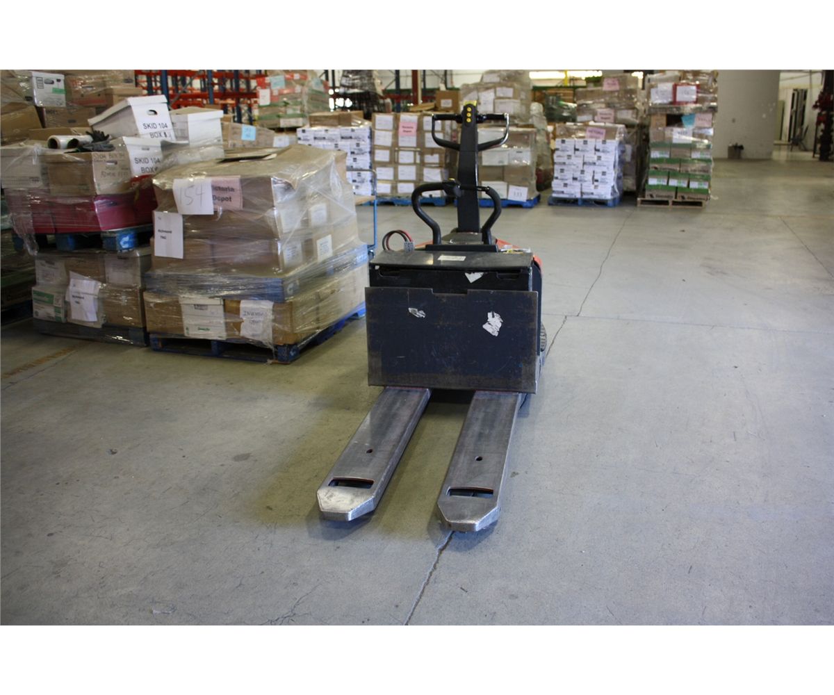Linde Ride LINDE EWR60, 6000LBS ELECTRIC RIDE ON PALLET MOVER - Able Auctions