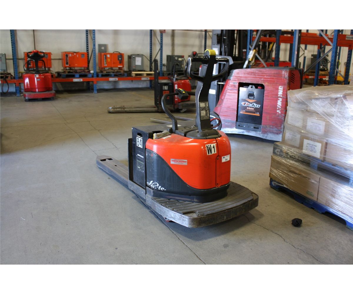 Linde Ride LINDE EWR60, 6000LBS ELECTRIC RIDE ON PALLET MOVER - Able Auctions