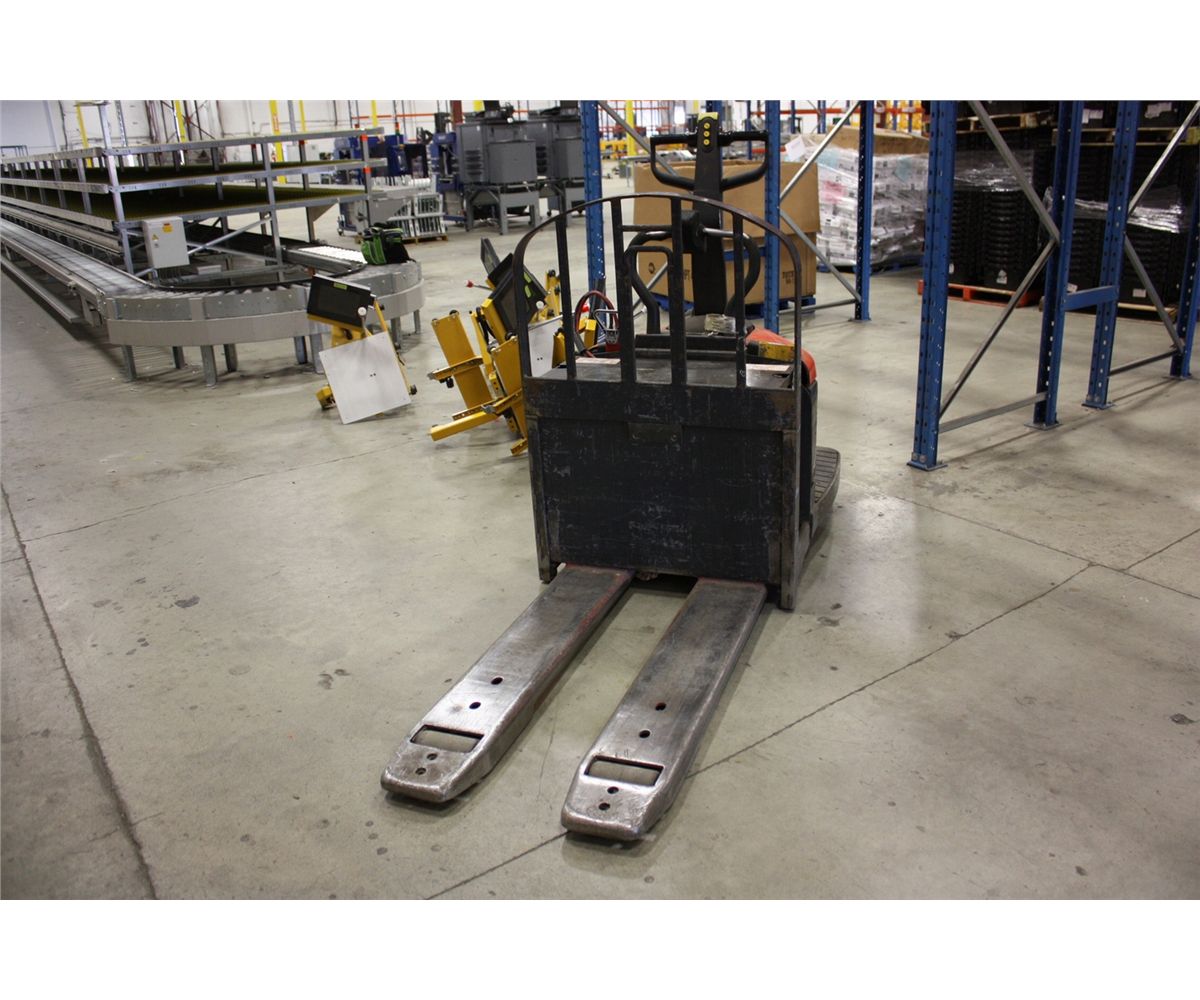 Linde Ride LINDE EWR60-02, 6000LBS ELECTRIC RIDE ON PALLET MOVER - Able Auctions