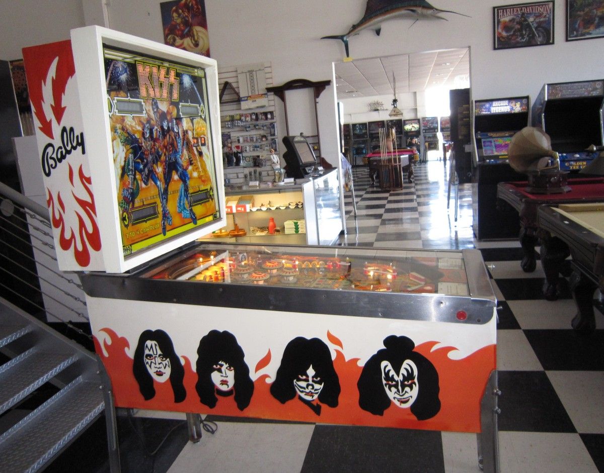 KISS PINBALL MACHINE BY BALLY ~ ONE OWNER FOR 25 YEARS