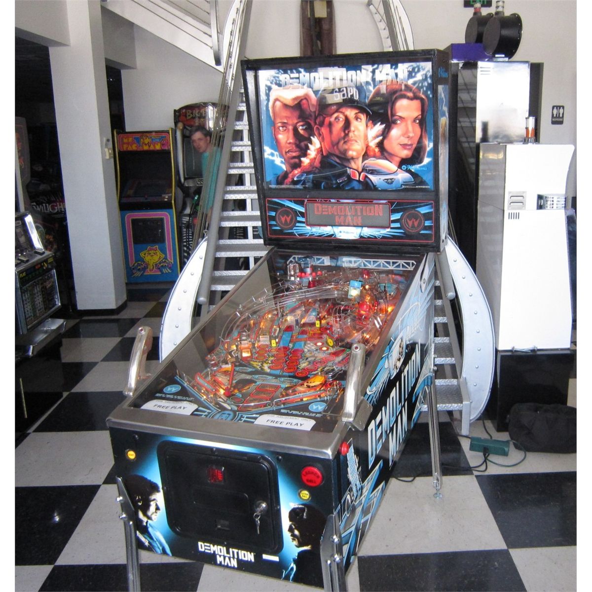 Pinball Auction DEMOLITION MAN PINBALL MACHINE ~ SHOPPED AND READY TO ENJOY