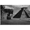 Image 1 : Chichén Itzá, Mexiko (links: Kopf am Tempel der Jaguare, rechts: Pyramide Kukulkán)