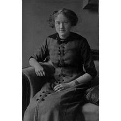 Junge Frau (im Atelier des Photographen)