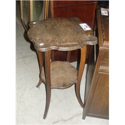 EARLY 1900'S QUARTERSEWN OAK 2TIER PARLOUR TABLE