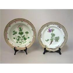Plates, 2 pieces...