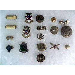 LOT OF 18 MILITARY INSIGNIA, DI'S, UNIFORM DEVICES