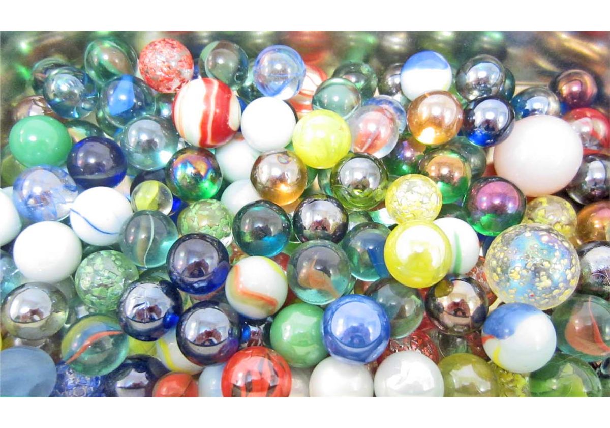 VINTAGE DELUXE MARBLES GAME IN TIN