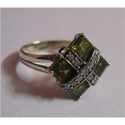 3.590g Ring of Peridot and Cz Sterling Silver