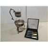 Image 1 : LOT 2 SILVER PLATED ITEMS: SET OF 5 BUTTER KNIVES,