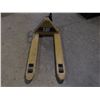 Image 2 : 5000 Lb Capacity CAT Pallet Jack