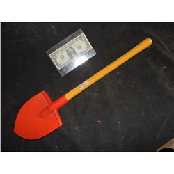 CHILD'S PLAY 2 HERO GOOD GUYS SHOVEL CHUCKY USES TO BURY THE DOLL SCREEN USED & MATCHED