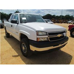 2006 CHEVROLET C2500 EXT CAB 4X4 PICKUP TRUCK, S/N 1GCHK29UX6E182607, 6.0L GAS, A/T, LWB, ODOMETER R