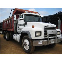 2001 MACK RD690S T/A DUMP, S/N 1M2P264C41M032276, EM7-300 MACK, 7 SPD, 44K REARS, 214" W/B, 15' INSU