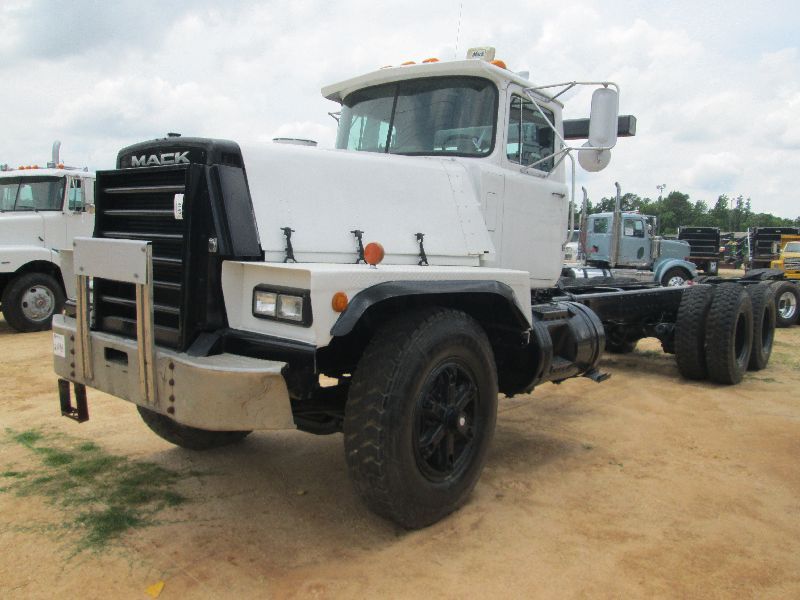 Mack R888 1998 MACK RD888SX T/A CAB & CHASSIS S/N 1M2P278CXWM002173 350 HP MACK ...