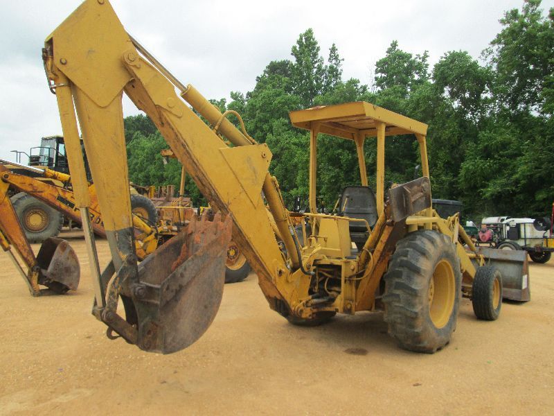 FORD 555B LOADER BACKHOE, S/N CB46609, GP BUCKET, 24" HOE BUCKET