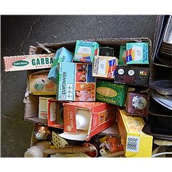 BOX OF ASSORTED RETRO KITCHEN ITEMS WITH CONTENTS
