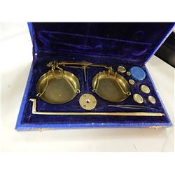VITNAGE BRASS SCALE IN VELVET CASE