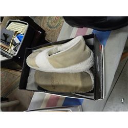 SLIPPERS - SIZE - 7