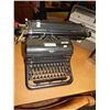 Image 1 : VINTAGE ROYAL TYPWRITER