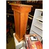 Image 1 : WOOD PEDESTAL
