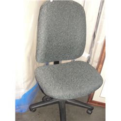 GREEN AND BLACK UPHOLSTERED GAS LIFT OFFICE CHAIR