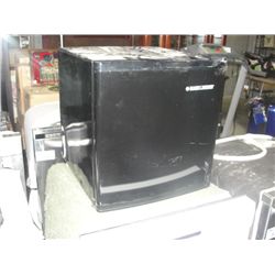 BLACK&DECKER BLACK BAR FRIDGE - STORE RETURN APPLIANCE