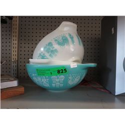 3 Vintage Pyrex mixing bowls