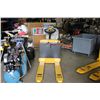 Image 2 : YALE #B827N09141A 3500 LBS ELECTRIC WALK BEHIND PALLET MOVER