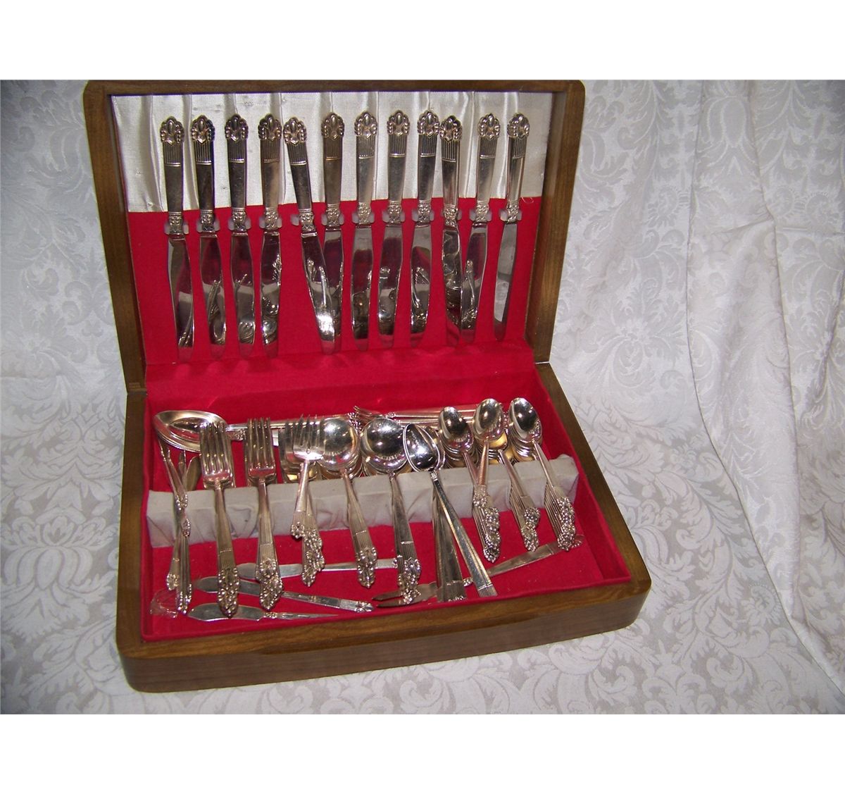 VINTAGE STAINLESS STEEL FLATWARE SET, AS SHOWN